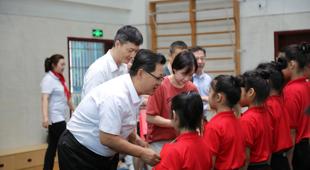 开云手机登录入口举行“大手牵小手,共进跟党走”2024年少先队入队仪式暨